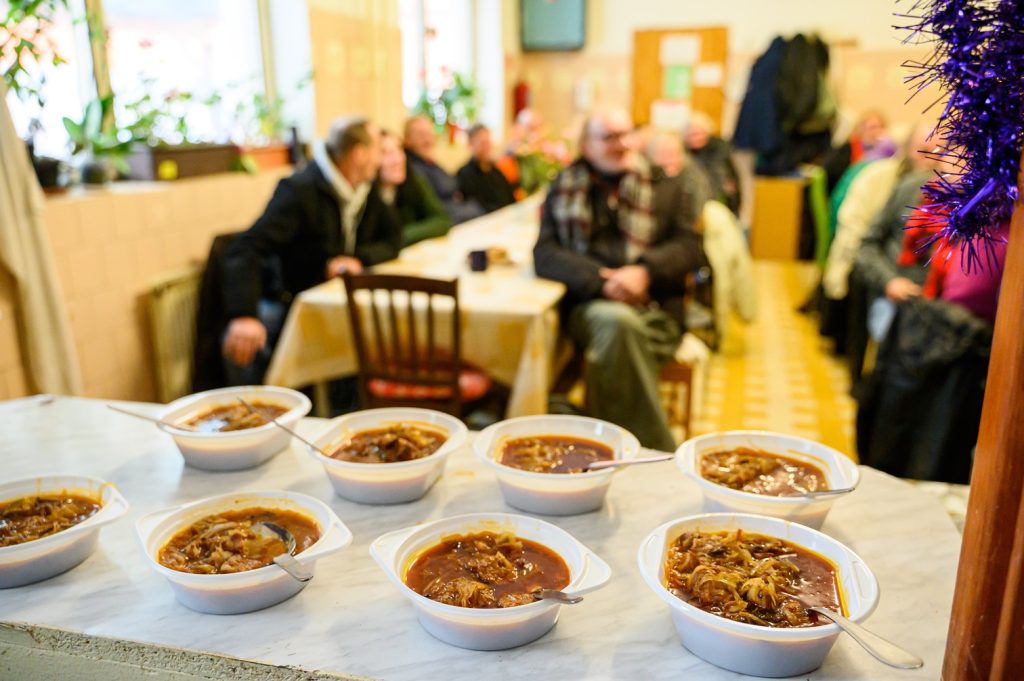 Spoločné stretnutie pri jedle v zariadení Diecéznej charity Nitra